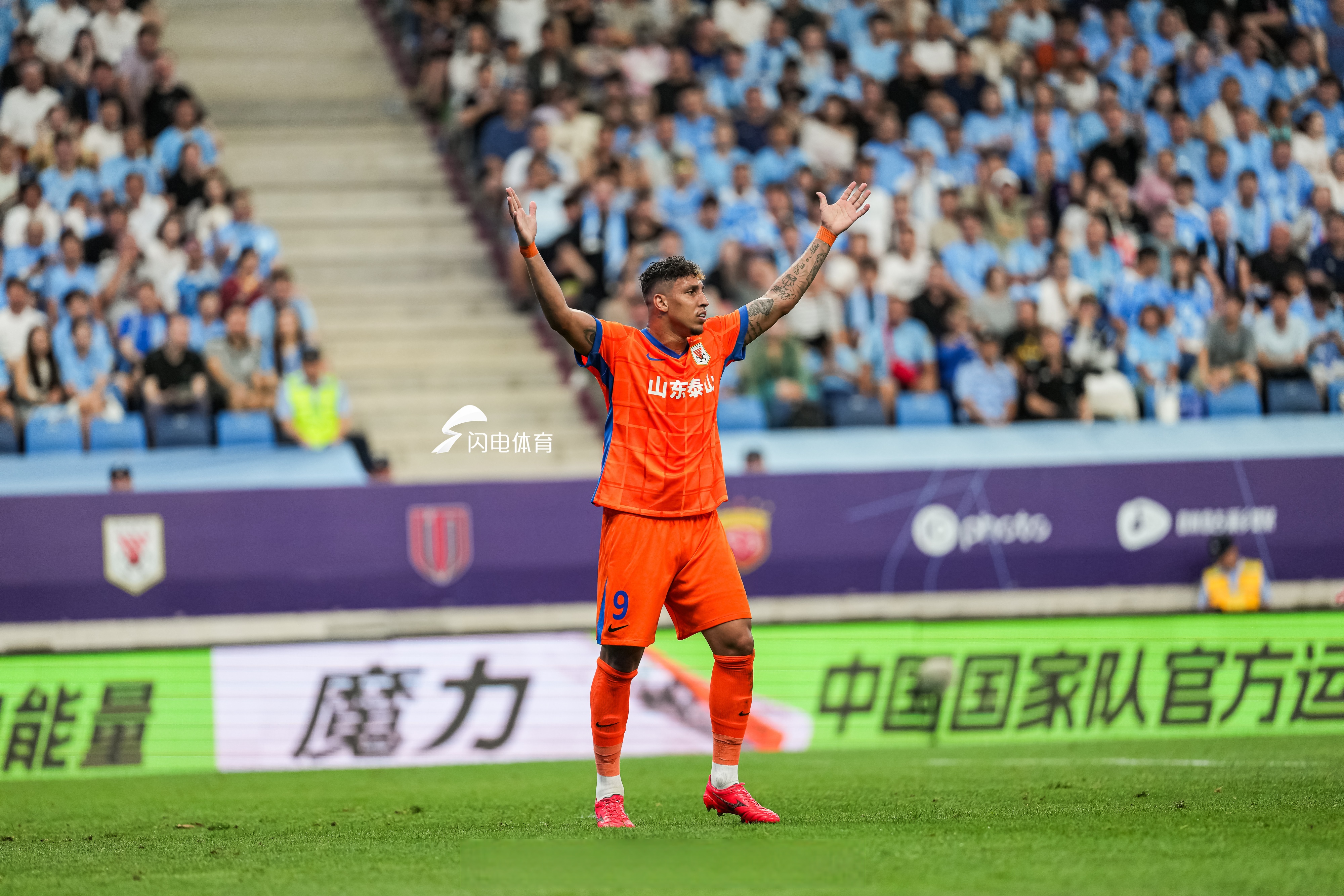 乐竞体育官网-包含里程碑夜！瓦伦西亚回应争议，荷甲赛前刷纪录，球迷炸锅，训练强度明显提升的词条